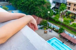 Acceso a la piscina de los propietarios morosos